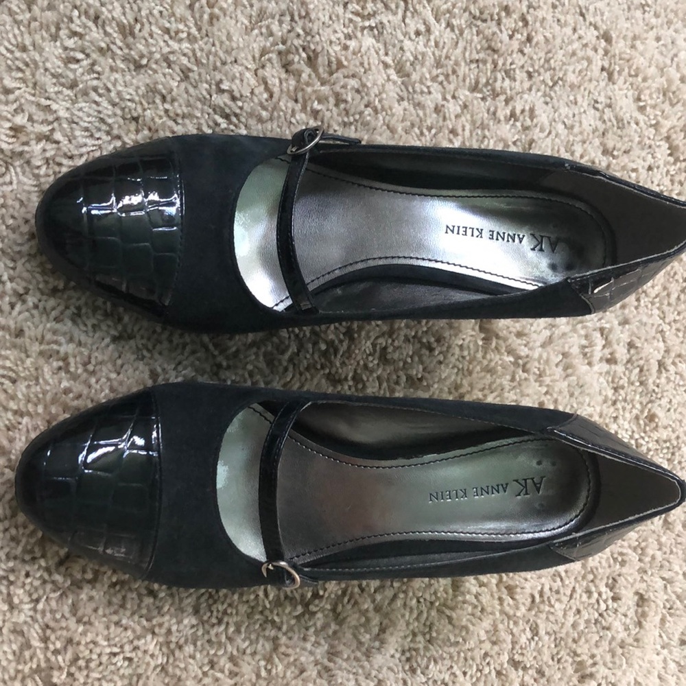 Anne Klein Blue Suede pumps with patent accents